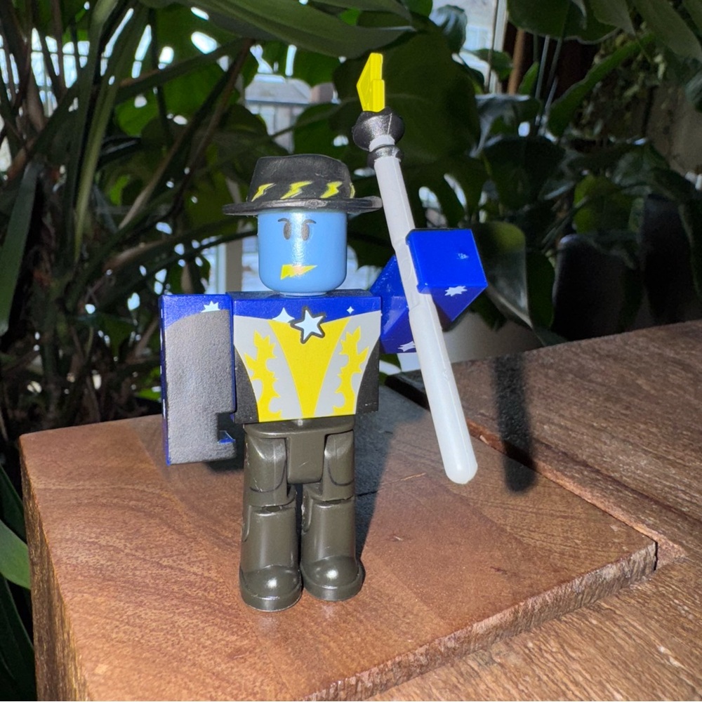 Roblox Series 3 Elemental Warrior: Lightning 3" action figure. 